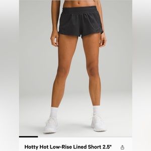 Lululemon Hotty Hot size 6, 2.5’ low-rise shorts